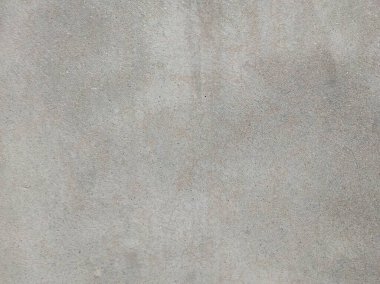 çizikler ve çatlaklarla dolu gri bir duvar