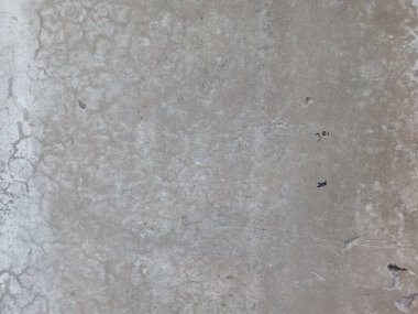 Nötr ton sıva kabuğu duvar dokusu arka planı. Yıpranmış, yıpranmış, sorunlu, dikişsiz desen. Eski gri bir duvarda boya soyuluyor. Arkaplan ve duvar kağıdı için soyuluyor..