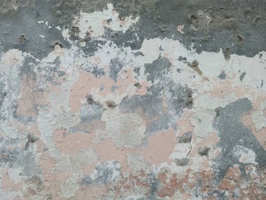 Nötr ton sıva kabuğu duvar dokusu arka planı. Yıpranmış, yıpranmış, sorunlu, dikişsiz desen. Eski gri bir duvarda boya soyuluyor. Arkaplan ve duvar kağıdı için soyuluyor..