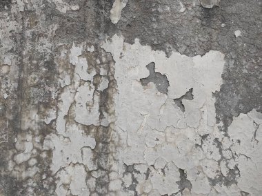 Çizikler ve çatlaklarla dolu bir duvar parçası. Renkli duvar kağıdının deseni soyan eski, kirli deri döşeme sıvası. Arkaplan için yüzey duvarı betonu deseni..