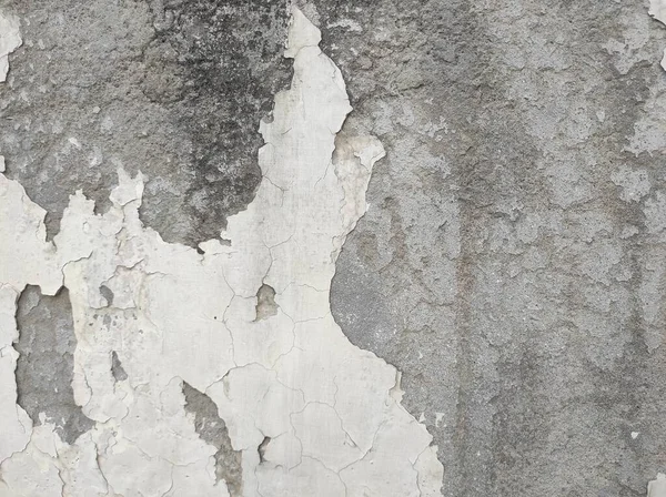 Çizikler ve çatlaklarla dolu bir duvar parçası. Renkli duvar kağıdının deseni soyan eski, kirli deri döşeme sıvası. Arkaplan için yüzey duvarı betonu deseni..
