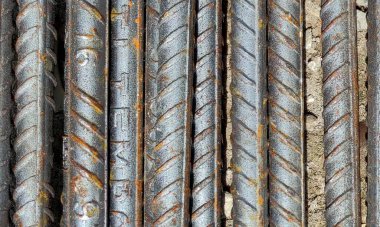 Paslı çivileri, dokusu, soyut arkaplanı olan eski beton çitler.