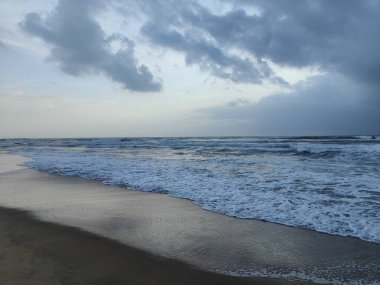 Tropik Sahillerin Meydanı. Kıyı Sahillerinde Cennet. Gün batımında deniz manzarası. Renkli okyanus sahili güneşi. Güzel sahil yansımaları..