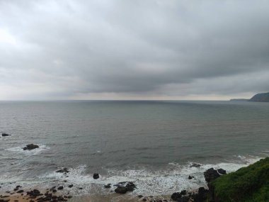 Salaulim Barajı, Goa, Güney Hindistan. Güzel mavi gökyüzü, nehir ve Goa 'daki Salaulim Sulama Projesi' nin mimarisi. Salaulim Barajı, Salaulim Nehri 'nin karşısına inşa edildi ve sulama hizmeti veriyor..