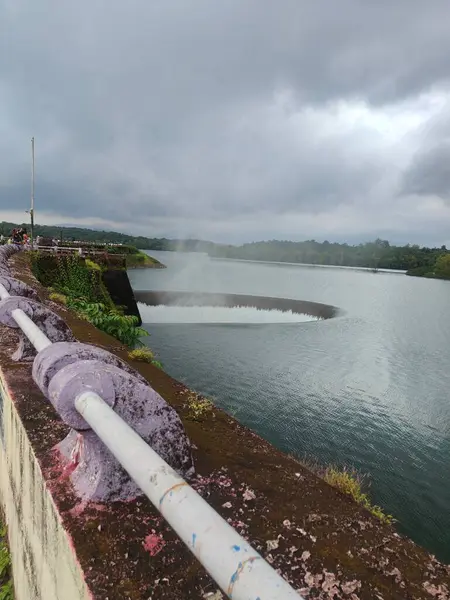Salaulim Barajı, Goa, Güney Hindistan. Güzel mavi gökyüzü, nehir ve Goa 'daki Salaulim Sulama Projesi' nin mimarisi. Salaulim Barajı, Salaulim Nehri 'nin karşısına inşa edildi ve sulama hizmeti veriyor..