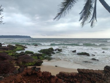 Tropik Sahillerin Meydanı. Kıyı Sahillerinde Cennet. Gün batımında deniz manzarası. Renkli okyanus sahili güneşi. Güzel sahil yansımaları..