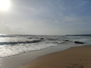 Tropik Sahillerin Meydanı. Kıyı Sahillerinde Cennet. Gün batımında deniz manzarası. Renkli okyanus sahili güneşi. Güzel sahil yansımaları..