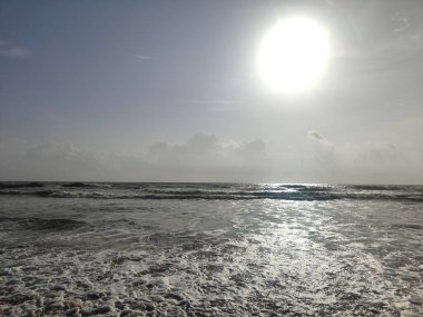 Tropik Sahillerin Meydanı. Kıyı Sahillerinde Cennet. Gün batımında deniz manzarası. Renkli okyanus sahili güneşi. Güzel sahil yansımaları..