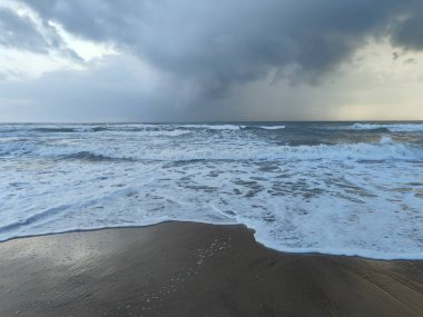 Tropik Sahillerin Meydanı. Kıyı Sahillerinde Cennet. Gün batımında deniz manzarası. Renkli okyanus sahili güneşi. Güzel sahil yansımaları..