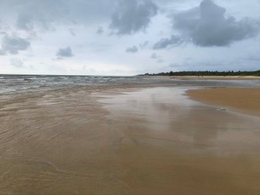 Tropik Sahillerin Meydanı. Kıyı Sahillerinde Cennet. Gün batımında deniz manzarası. Renkli okyanus sahili güneşi. Güzel sahil yansımaları..