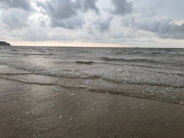 Tropik Sahillerin Meydanı. Kıyı Sahillerinde Cennet. Gün batımında deniz manzarası. Renkli okyanus sahili güneşi. Güzel sahil yansımaları..