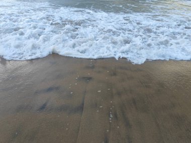 Plaj Sandviçi Doğa Tasarımı. Bej kumsalının doğal desenli soyut arkaplanı. Doğal doğal nötr doğa manzarası. Kum mermer desen, bej mermer mermer, mat yüzey, İtalyan levhası.