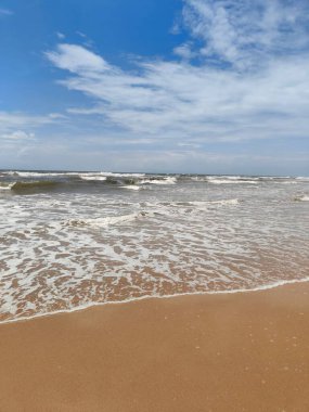 Tropik Sahillerin Meydanı. Kıyı Sahillerinde Cennet. Gün batımında deniz manzarası. Renkli okyanus sahili güneşi. Güzel sahil yansımaları..