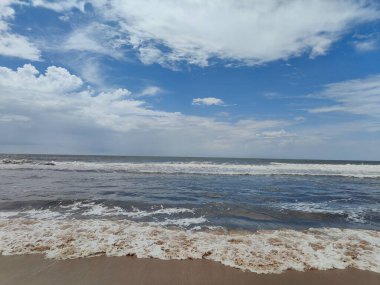 Tropik Sahillerin Meydanı. Kıyı Sahillerinde Cennet. Gün batımında deniz manzarası. Renkli okyanus sahili güneşi. Güzel sahil yansımaları..