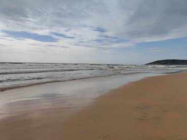 Tropik Sahillerin Meydanı. Kıyı Sahillerinde Cennet. Gün batımında deniz manzarası. Renkli okyanus sahili güneşi. Güzel sahil yansımaları..