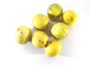 Beyaz arkaplanda sarı limonlar