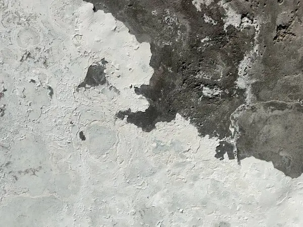 Retro konseptte beton duvar. Duvar kâğıdı veya grafik tasarımı için eski beton zemin. Klasik tarzda boş alçı dokusu. Sakin ve basit hissettiren modern ev içi.