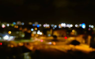 Şehirde gece vakti bulanık bokeh araba ışığı trafik ışığı.