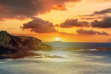 Sahil şeridindeki altın gündoğumu manzarası ipeksi deniz dalgaları yatay arkaplan.