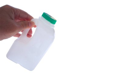 Ellerinde boş beyaz bir süt şişesi tutan genç kadınlar izole edilmiş beyaz arka plan.