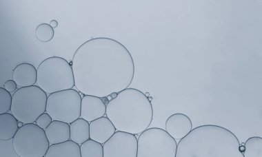 Soyut yağ serumu ve su damlacıkları. Kusursuz desen ve gri gri arkaplan ile sanat görüntüsü.