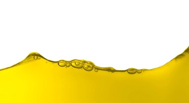 Altın sebze yağı yüzeyi, kabarcıklar ve petrol sıvı dalgası beyaz arkaplanda izole edilmiş..