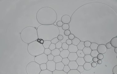 Yağ ve su damlacıkları gümüş gri arka planda desen oluşturmak için. Soyut makro arkaplan. 