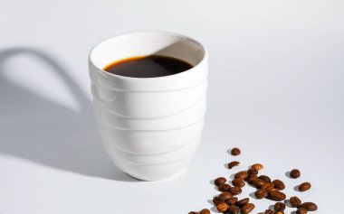 Beyaz arka planda kahve ve kahve çekirdekleri..