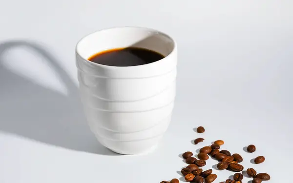 Beyaz arka planda kahve ve kahve çekirdekleri..