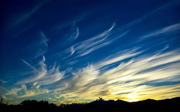 Beyaz bulutlar desenli güzel günbatımı gökyüzü efekti.
