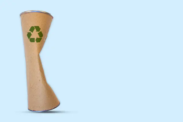 Kırışık geri dönüşüm tüpündeki yeşil geri dönüşüm işareti soluk mavi arkaplanda izole edilebilir. Boşluğu kopyala.