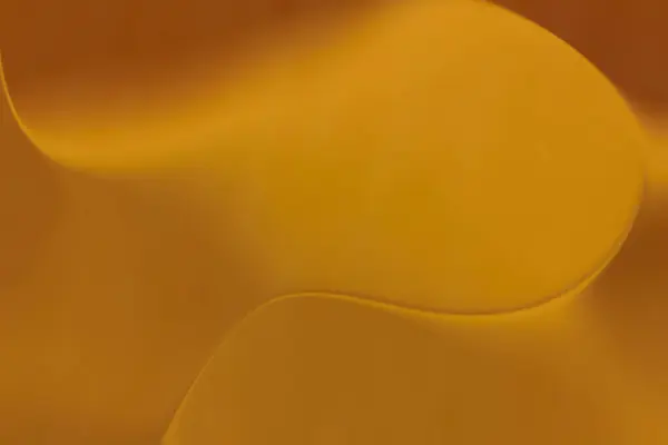 Soyut altın akışkan parlak gradyan hareketli dalgalar, parlak yüzey arkaplanı. Işık dalgalarının dijital sanat tasarımı. Duvar kağıdı, afiş, markalaşma, internete yükleme vesaire için ürünler., 