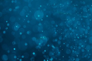 Bokeh parıltısında lacivert renk değişimi, sihirli Noel ışığı arka planı. Duvar kağıdı, ağ şablonu, kopyalama alanı ya da daha fazlası için ideal. Soyut koyu mavi arkaplan. 