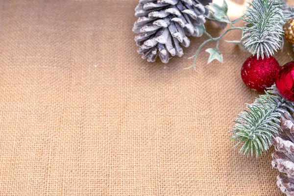 Yılbaşı ayartma sezonu geçmişi. Yeni yıl kartı. Yılbaşı ağacı. kış arkaplanı