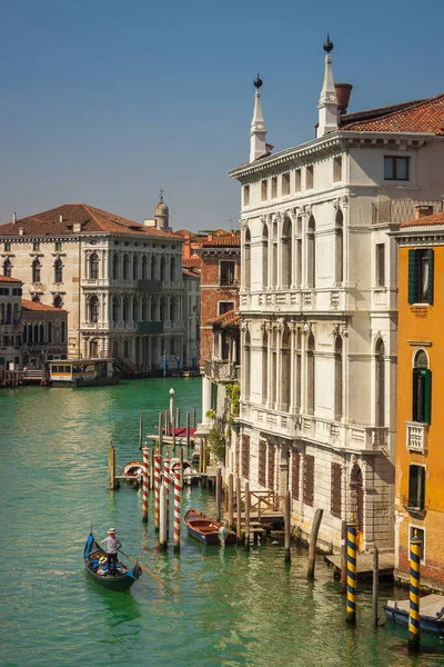 Venedik 'ten geçen bir gondolun havadan görüntüsü.