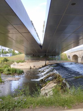 İki yönlü metal köprünün altında. Nehirdeki altyapı