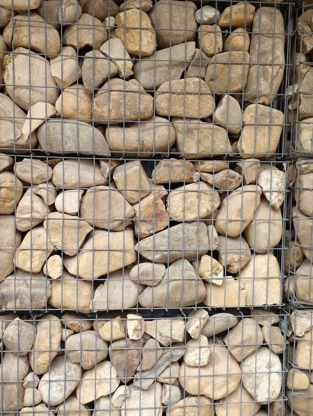 Фон Камней Металлическим Забором Вертикальными Прямоугольниками — стоковое фото