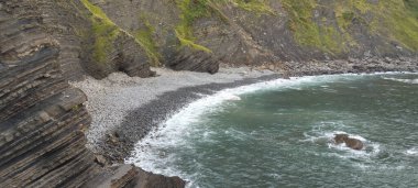 San Juan de Gaztelugatxe 'deki Flysch, Bermeo, Bilbao, Bask kıyılarında uçan duvar