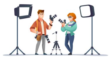Fotoğrafçılık ekipmanlarıyla profesyonel erkek ve kadın fotoğrafçı.