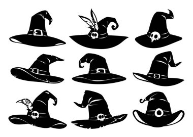 Beyaz arka planda tokası, tüyleri ve kafatası süslemeleri olan ürkütücü cadı şapkası siluetleri. Vektör çizgi film illüstrasyonu