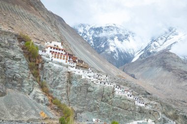 Hindistan 'ın Ladakh kentindeki engebeli bir yamaca tünemiş Diskit Manastırı manzarası. Himalaya topraklarına karşı kurulan Budist mirasının bir sembolü..