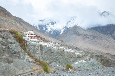 Hindistan 'ın Ladakh kentindeki engebeli bir yamaca tünemiş Diskit Manastırı manzarası. Himalaya topraklarına karşı kurulan Budist mirasının bir sembolü..