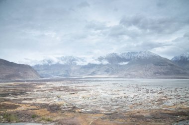 Nubra Vadisi 'nin nefes kesici manzarası ve Diskit Manastırı Ladakh' tan 108 fit yüksekliğindeki Maitreya Buda heykeli. Himalaya manzarası ve Budist mirasının mükemmel bir karışımı..