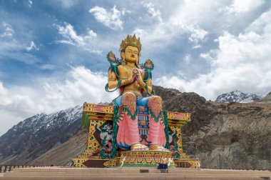 Ladakh, Hindistan 'daki Majestic 108 feet yüksekliğindeki Maitreya Buddha heykeli. Barışın, ruhaniliğin ve Nubra Vadisi 'ne tepeden bakan Himalaya kültürünün çarpıcı bir sembolü..