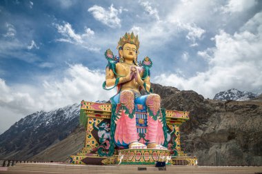 Ladakh, Hindistan 'daki Majestic 108 feet yüksekliğindeki Maitreya Buddha heykeli. Barışın, ruhaniliğin ve Nubra Vadisi 'ne tepeden bakan Himalaya kültürünün çarpıcı bir sembolü..