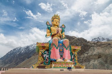 Ladakh, Hindistan 'daki Majestic 108 feet yüksekliğindeki Maitreya Buddha heykeli. Barışın, ruhaniliğin ve Nubra Vadisi 'ne tepeden bakan Himalaya kültürünün çarpıcı bir sembolü..