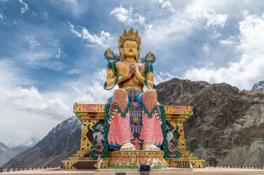 Ladakh, Hindistan 'daki Majestic 108 feet yüksekliğindeki Maitreya Buddha heykeli. Barışın, ruhaniliğin ve Nubra Vadisi 'ne tepeden bakan Himalaya kültürünün çarpıcı bir sembolü..