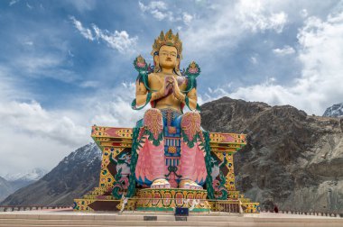 Ladakh, Hindistan 'daki Majestic 108 feet yüksekliğindeki Maitreya Buddha heykeli. Barışın, ruhaniliğin ve Nubra Vadisi 'ne tepeden bakan Himalaya kültürünün çarpıcı bir sembolü..