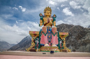 Ladakh, Hindistan 'daki Majestic 108 feet yüksekliğindeki Maitreya Buddha heykeli. Barışın, ruhaniliğin ve Nubra Vadisi 'ne tepeden bakan Himalaya kültürünün çarpıcı bir sembolü..