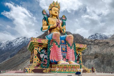 Ladakh, Hindistan 'daki Majestic 108 feet yüksekliğindeki Maitreya Buddha heykeli. Barışın, ruhaniliğin ve Nubra Vadisi 'ne tepeden bakan Himalaya kültürünün çarpıcı bir sembolü..